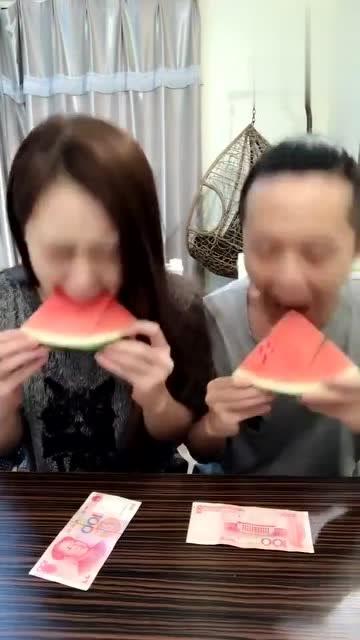 视频情侣吃瓜,甜蜜互动引网友热议