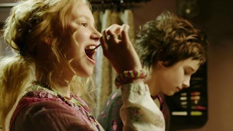 美女吸血鬼吃瓜图片视频,神秘事件背后隐藏的秘密